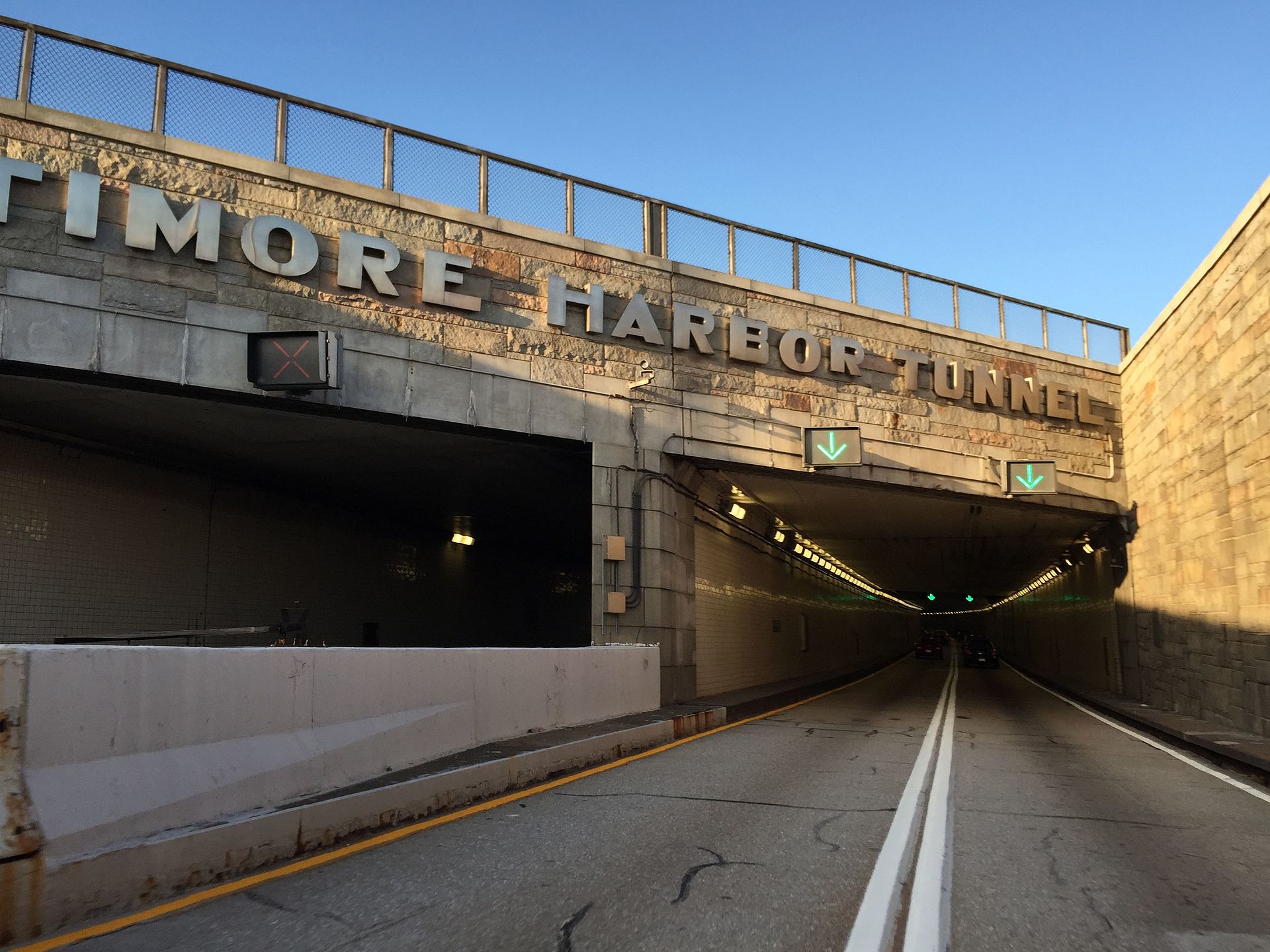 20160815_07_09_24_View_south_along_Interstate_895_(Baltimore_Harbor